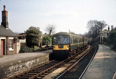 Harpenden East station in 1965, with a diesel train approaching | David Pearson - https://disused-stations.org.uk/h/harpenden_east/index.shtml