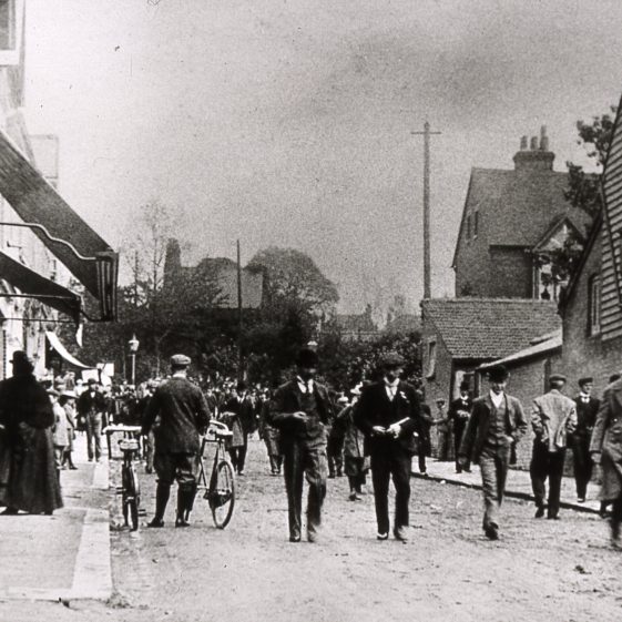 Station Road, arrival of crowds for Harpenden Races - 1900's.  Click on the photo for more about Harpenden Races. | Cat no Slides B 3.63
